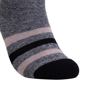 Chaussettes de sport grises à rayures roses et noires, avec talon rembourré, pour la course, performance, évacuation de l'humidité - Product Image 3