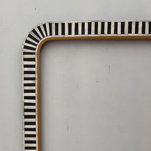 Miroir mural de luxe artisanal en os incrusté, design couronne noir et blanc pour la décoration intérieure moderne de Belladec - Product Image 2