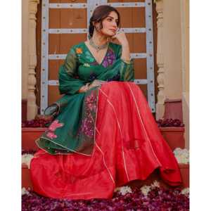 ชุดเลเฮนกาสีเขียวลายลิลลี่วาดด้วยมือ-ผ้าออร์แกนซ่า ไซส์ XS แขนสามส่วน สไตล์ดั้งเดิม สำหรับงานดิวาลี/งานแต่งงาน จัดส่งรวดเร็ว - Product Image 5