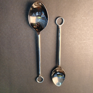 Juego de Cubiertos de Acero Inoxidable Moderno con Mango Ergonómico Ondulado, Incluye Tenedor para Cena, Tenedor para Ensalada, Cuchillo, Cuchara para Sopa y Cuchara para Té - Product Image 4