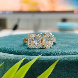 Anillo Toi et Moi de Corte Ovalado y Princesa Real, Diseño Elegante de Doble Piedra, Simboliza la Perfección para Compromisos o Momentos Especiales - Product Image 1