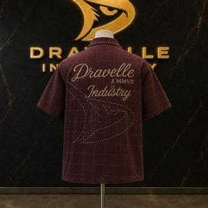 เสื้อเชิ้ตสตรีทแวร์ทรงโอเวอร์ไซส์ แขนสั้น ลายตารางสีแดงเลือดหมู แต่งกระดุมและกราฟิกตราสัญลักษณ์ สไตล์ Y2K ทรงบ็อกซี่ - Product Image 2