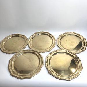 Bandeja de servir de latón hecha por artesanos expertos que aportan belleza hereditaria a los espacios de comedor modernos - Product Image 3