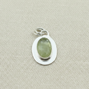 Pendentif ovale en cyanite verte naturelle, argent sterling 925, plaqué or rose, plaqué or jaune, bijoux minimalistes faits à la main - Product Image 1