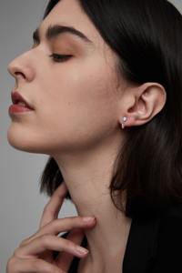 Pendiente único de oro de 14K con diamante marquesa azul y rosa flotante cultivado en laboratorio, con rosca para hélice y cartílago, brillante y único. - Product Image 5