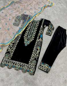 Traje de Terciopelo con Diseño Nuevo para Fiesta, Top y Dupatta Completamente Cosidos, Parte Inferior con Bordado Intenso y Patrones Elegantes para Invierno - Product Image 3