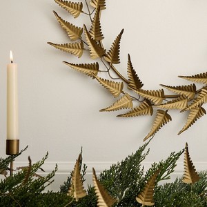 Couronne minimaliste en feuilles d'or avec un élégant cadre en fil métallique, orné de délicates frondes de fougères métalliques disposées en forme d'éventail. - Product Image 6