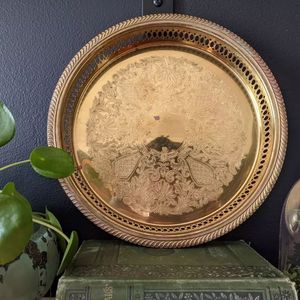 Bandeja de servir de latón ideal para cocinas gourmet, que ofrece una estética de servicio única que refleja la artesanía de lujo y la herencia artística. - Product Image 6