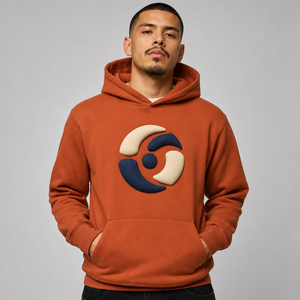 Sudadera con capucha para hombre, elegante, con estampado en relieve y gráficos texturizados, tela cómoda y un ajuste contemporáneo para la moda urbana y el uso de fin de semana. - Product Image 1