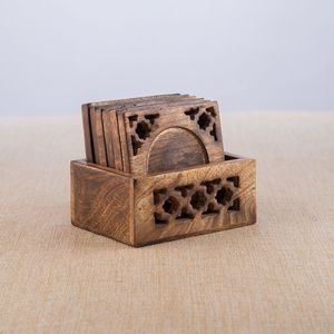 Collection de sous-verres en bois naturel conçus pour les tasses à café, les mugs et les verres - Product Image 1