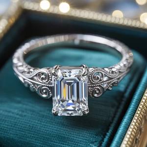 Anillo de Compromiso y Boda de Plata 925 Chapado en Oro de 18K con Moissanita Corte Esmeralda Estilo Antiguo para Ella - Product Image 1