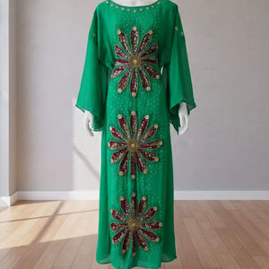 ชุดกะฟตันผ้าชีฟองสีเขียวมรกตสุดหรูหรา พร้อมงานปักเลื่อมลายดอกไม้ประณีตและแขนเสื้อทรงปีกค้างคาวพลิ้วไหวเพื่อสไตล์ที่ดูมีระดับ - Product Image 1