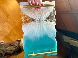 Plateau en résine fait main avec poignées dorées, plateau décoratif pour table basse - Product Image 6