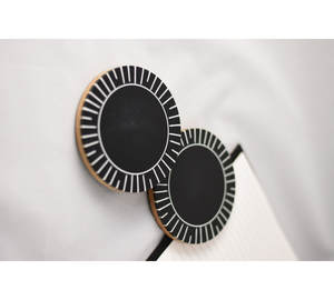 Sous-verre rond en bois avec motif blanc, idéal pour une mise en ordre impeccable de la table, des zones repas, des bureaux et des tables de café, provenant d'Inde. - Product Image 2