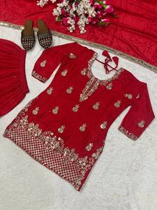 Présentation du nouveau ensemble haut-pantalon palazzo et dupatta de créateur pour les occasions spéciales, orné de sequins. - Product Image 6