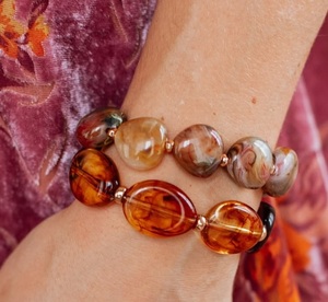 Bracelet en résine contemporain avec design exclusif fait main, accessoire de mode pour les marques de style de vie moderne - Product Image 3