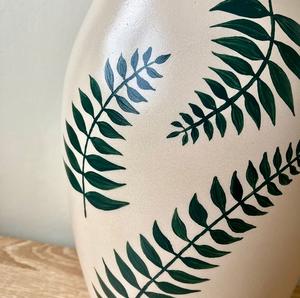 Jarrón de Cerámica Contemporáneo con Motivo de Hojas, Forma Curva Alta, Acabado Liso y Acentos Inspirados en la Naturaleza para Espacios de Vida Elegantes - Product Image 3