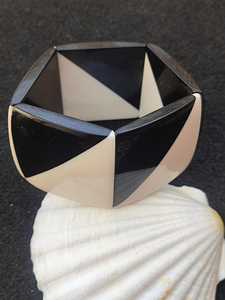 Bracelet jonc géométrique moderne en résine, forme cube noir et blanc, bijou tendance, design poli, objet de collection - Product Image 5