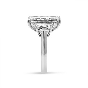Exquisito Anillo de Compromiso de Tres Piedras con Diamante de Corte Radiante |   Joyería nupcial clásica de lujo en oro de 14 quilates - Product Image 3