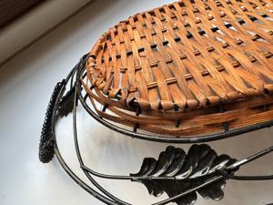 Panier vintage en rotin et métal avec motif feuille, idéal comme plateau de service, centre de table et panier cadeau, provenant d'Inde - Product Image 4