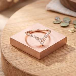 Bague Chevron Moderne et Élégante en Or Rose 14K avec Diamant de Laboratoire, Bague en V avec Diamant, Alliance Courbe Empilable, Bijoux Fins - Product Image 6