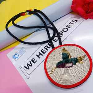 Collier pendentif oiseau artisanal perlé avec perles colorées vertes, dorées, violettes, blanches et rouges et cordon long pour un style artistique et culturel - Product Image 2