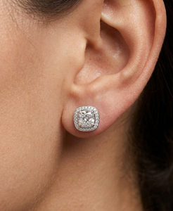 Boucles d'oreilles clous en or blanc 18 carats pour femme, diamants taille coussin, style halo, diamants cultivés, look classique minimaliste, pour usage quotidien - Product Image 2