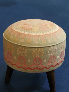 Hermoso Taburete de Madera Bordado Indio con Espacio de Almacenamiento, Diseño Tradicional, Hecho a Mano, Tapizado y Plegable para Dormitorio - Product Image 3