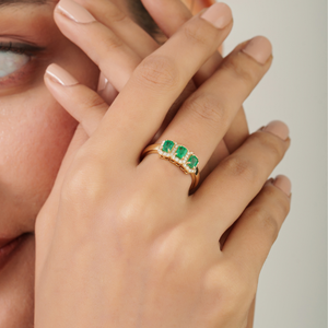 แหวนสามเม็ดประดับมรกตและเพชรทรงรัศมี ทำจากทองคำแท้ 14K สีเหลือง งานแฮนด์เมด คอลเลคชั่นเครื่องประดับ - Product Image 2