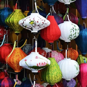 Linterna de seda plegable colorida hecha a mano en Vietnam, perfecta para la decoración del hogar, fiesta de boda y celebración de Año Nuevo vietnamita - Product Image 1