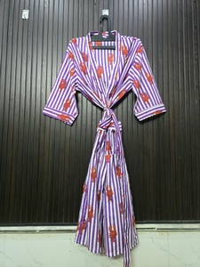 Robe longue pour femme à rayures violettes et imprimé homard, col en V, manches trois quarts, 100% coton, peignoir décontracté en tissu doux tissé - Product Image 1