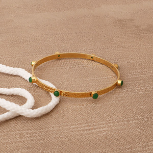 Bracelet ElJoyero en onyx vert cabochon texturé, plaqué or 18 carats, en laiton, fait main, tendance, cadeau pour femme - Product Image 3