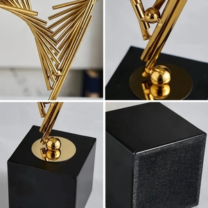 Sculpture d'aile géométrique dorée métallique glamour sur support noir massif pour la décoration de buffet de salon - Product Image 4