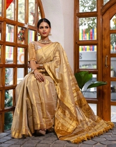 Sari traditionnel KV en soie tissée à la main pour femme, idéal pour les mariages et les fêtes d'automne (Beige Doré) - Infroissable et Réversible - Product Image 3
