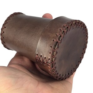 Gobelet à dés en cuir de vachette véritable de haute qualité, personnalisé OEM, fabriqué à la main en couleurs et avec logo sur mesure, modèle 2026 - Product Image 3