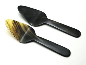 Ensemble de 2 cuillères à salade en corne de buffle, design unique, fabriquées à la main à partir de corne naturelle, à prix abordable. - Product Image 3