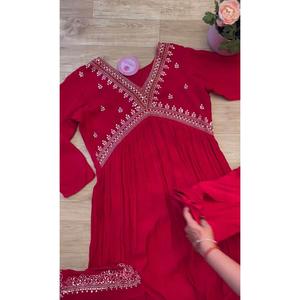 ชุดเดรสผ้าจอร์เจียสำหรับใส่ทำงานปักลายมีพื้นสีแดง - Product Image 3