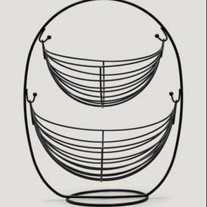 Élégant panier de rangement moderne en métal pour fruits et légumes, à double niveau, design suspendu, fabriqué en fil métallique robuste et durable, noir. - Product Image 1