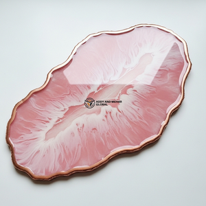 Plateau en résine rose poudré de luxe avec bordure dorée métallique |   Plateau décoratif design de luxe en résine rose blush - Product Image 1