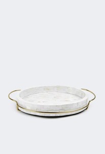 Bandeja ovalada hecha a mano con diseño minimalista de mosaico de conchas y asas de metal, diseño contemporáneo para decoración del hogar. - Product Image 4