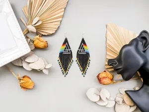 Pendientes de Flecos Triangulares con Cuentas Negras y Arcoíris, Estilo Boho, Coloridos, Geométricos, en Oferta - Product Image 3