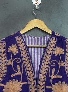 Gilet sans manches boutonné pour homme, col en V, respirant, avec broderie florale violette et logo personnalisé, idéal pour l'été - Product Image 3
