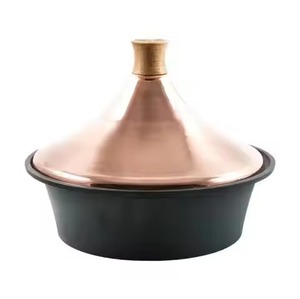 Casserole style vintage, base noire, cuivre métallique, couvercle en forme de dôme style tajine, pour service hôtelier. - Product Image 1