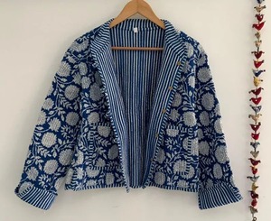 Veste pour femme en coton tricoté à la main en Inde, matelassée, réversible, à imprimé animal, col rabattu, manches trois-quarts - Product Image 1