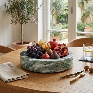 Nouvel arrivage : Plat de service en marbre blanc veiné noir, profil bas, bord large et évasé, pour îlot de cuisine moderne - Product Image 5