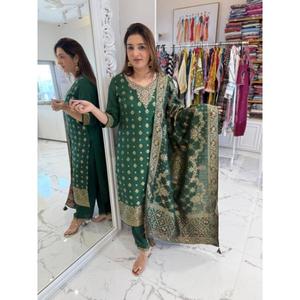 Presentamos hermosos conjuntos de trajes en tejido Banarasi puro, con pantalones y una hermosa dupatta Banarasi, que están bellamente decorados. - Product Image 1