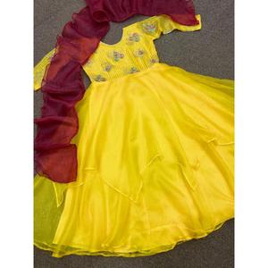 ชุดทำงานผ้าออร์แกนซ่าพร้อมชุดเดรสสีเหลือง - Product Image 1