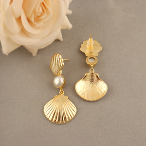 Boucles d'oreilles élégantes et stylées en forme de goutte de perle, conçues avec une longue pampille gracieuse, en laiton plaqué or 18 carats, bijoux de mode. - Product Image 3
