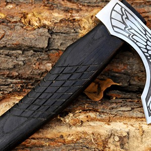 Hacha Vikinga Industrial de Acero al Carbono Forjada a Mano, Mango Tallado a Mano OEM Personalizado, Hacha con Barba, Funda de Cuero, para Camping y Bushcraft - Product Image 3