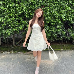 เดรสยาวทรงเอไลน์สีขาวหวาน แต่งลูกไม้ สายเดี่ยว คอเหลี่ยม เอวสูง ระบายอากาศได้ดี เหมาะสำหรับงานปาร์ตี้ สไตล์วินเทจ โรแมนติก - Product Image 2